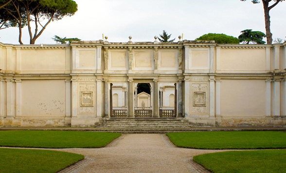 Veduta della Loggia nel giardino centrale di Villa Giulia