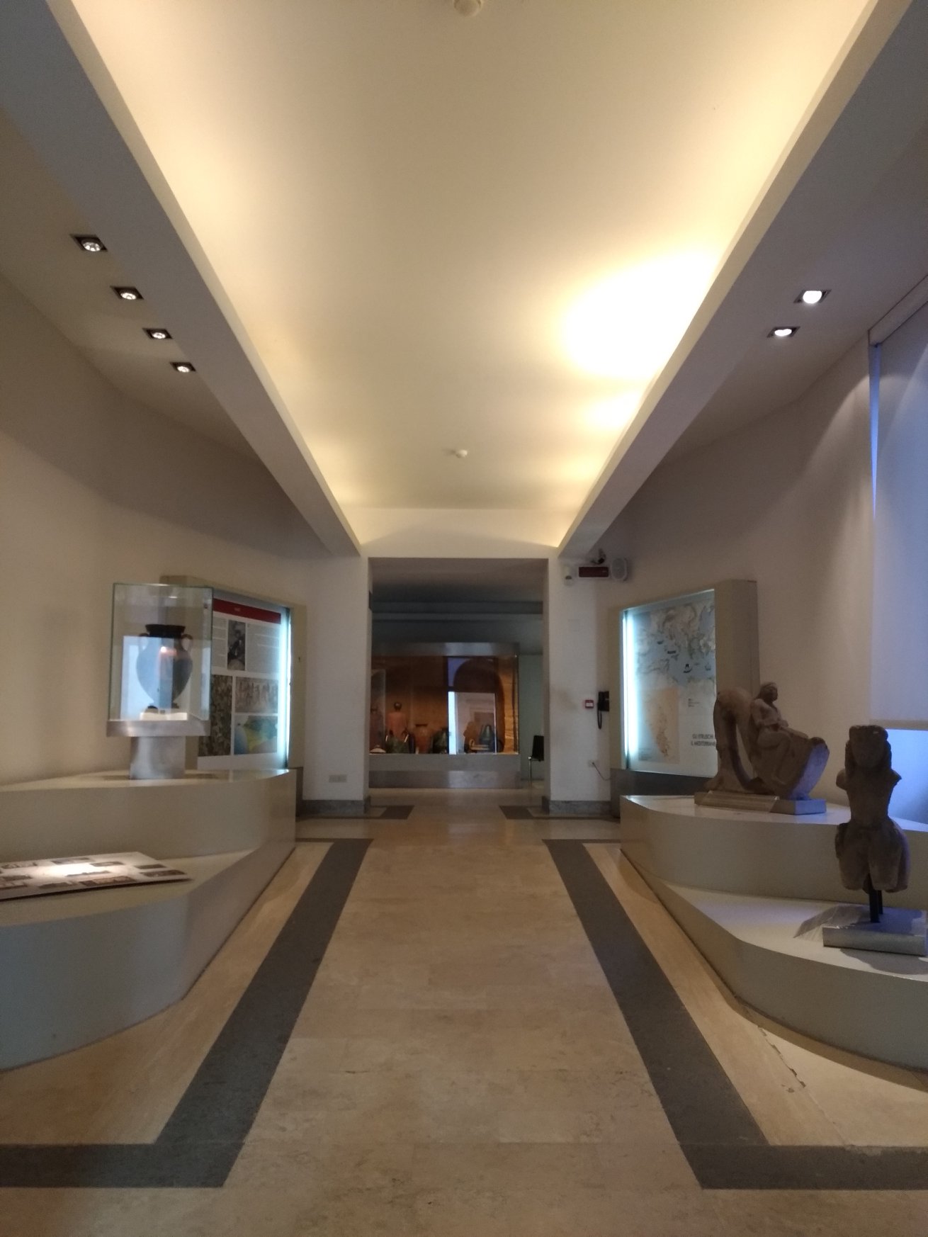 La sala 1 del Museo: sulla destra il Centauro di Vulci