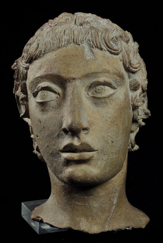 Testa di fanciullo cosiddetta “Malavolta”, terracotta plasmata a mano, Veio, santuario in località Portonaccio, 430 – 420 a.C. Sala 39 del Museo.