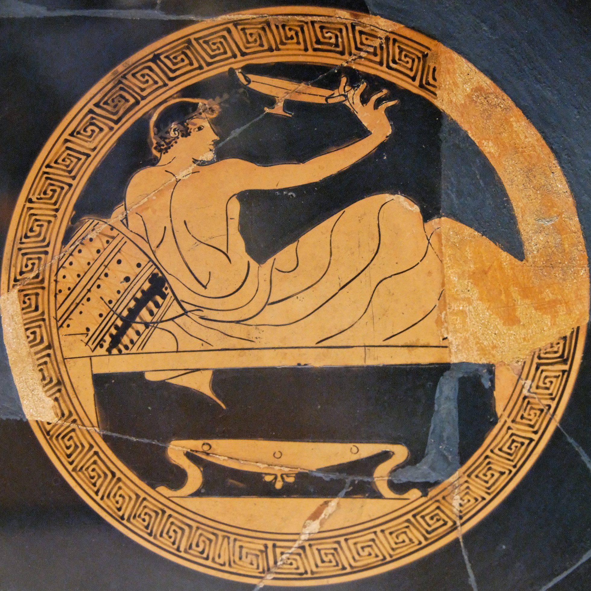 Museo Archeologico Regionale "Antonino Salinas", Palermo, Giovane che gioca al cottabo, Kylix attica a figure rosse di Makron, 480-460 a.C.