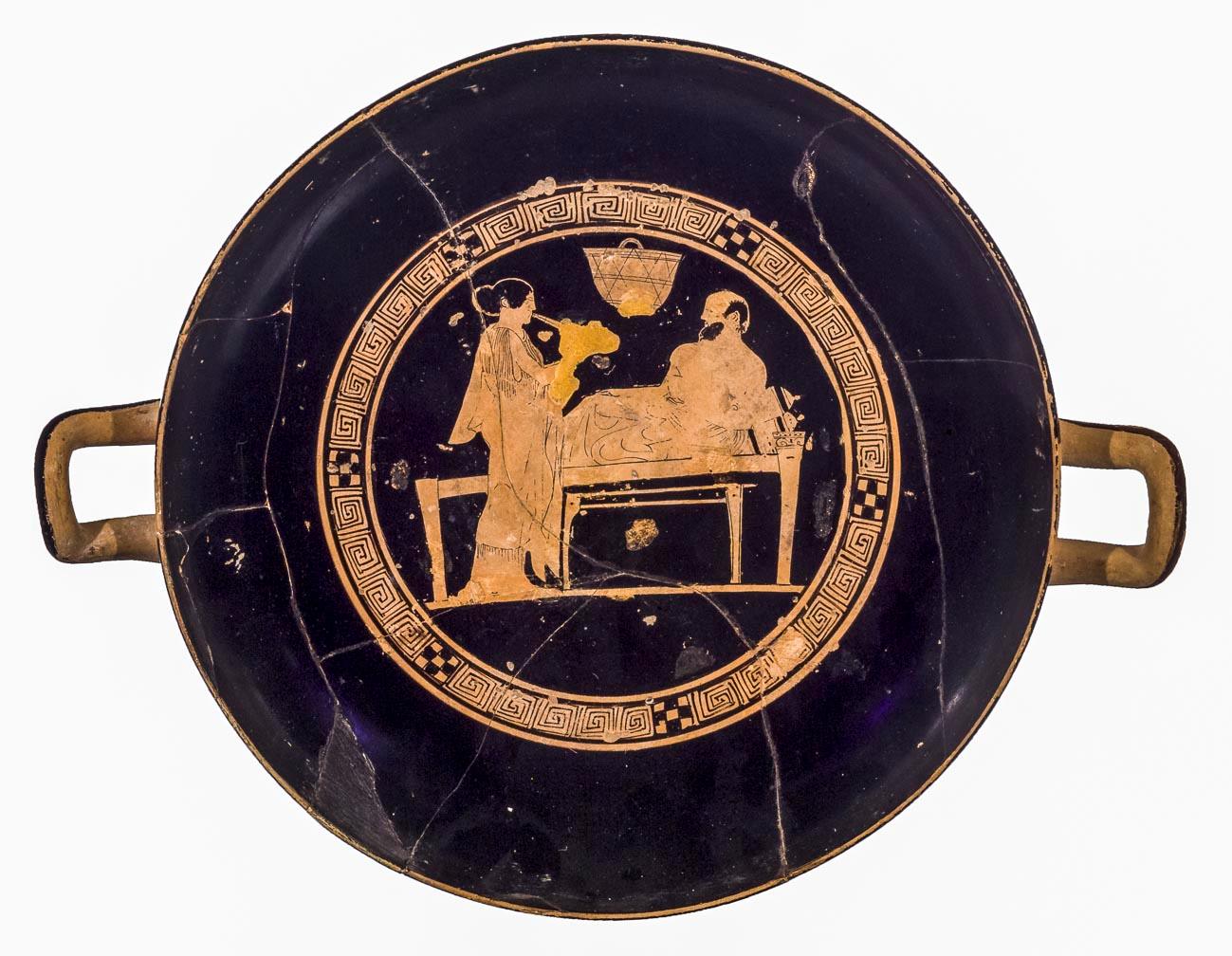 Kylix, ceramica attica a figure rosse, Pittore di Euaion, interno, 460-450 a.C. Vulci, Necropoli dell'Osteria, Tomba LVI, scavi Mengarelli 1931, Sala 4