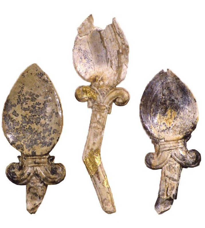 Plettri in avorio rivestiti da lamina d’oro (650-650 a.C.), dal Tumulo di Montetosto di Cerveteri, camera sinistra (I), Sala 9. Archivio Fotografico ETRU