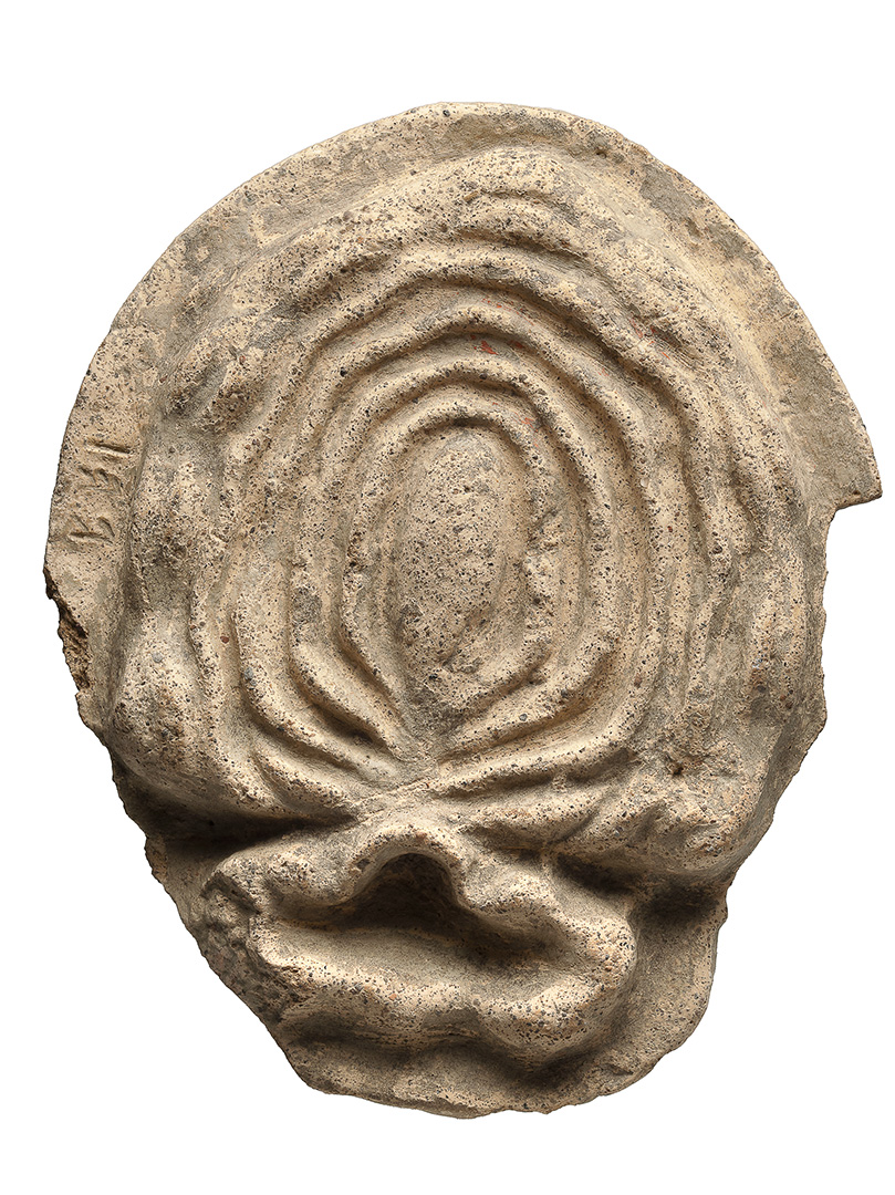 Utero a placca in terracotta modellata a stampo con iscrizione “Vei”, fine IV secolo a.C., Deposito votivo di Fontanile di Legnisina, Vulci